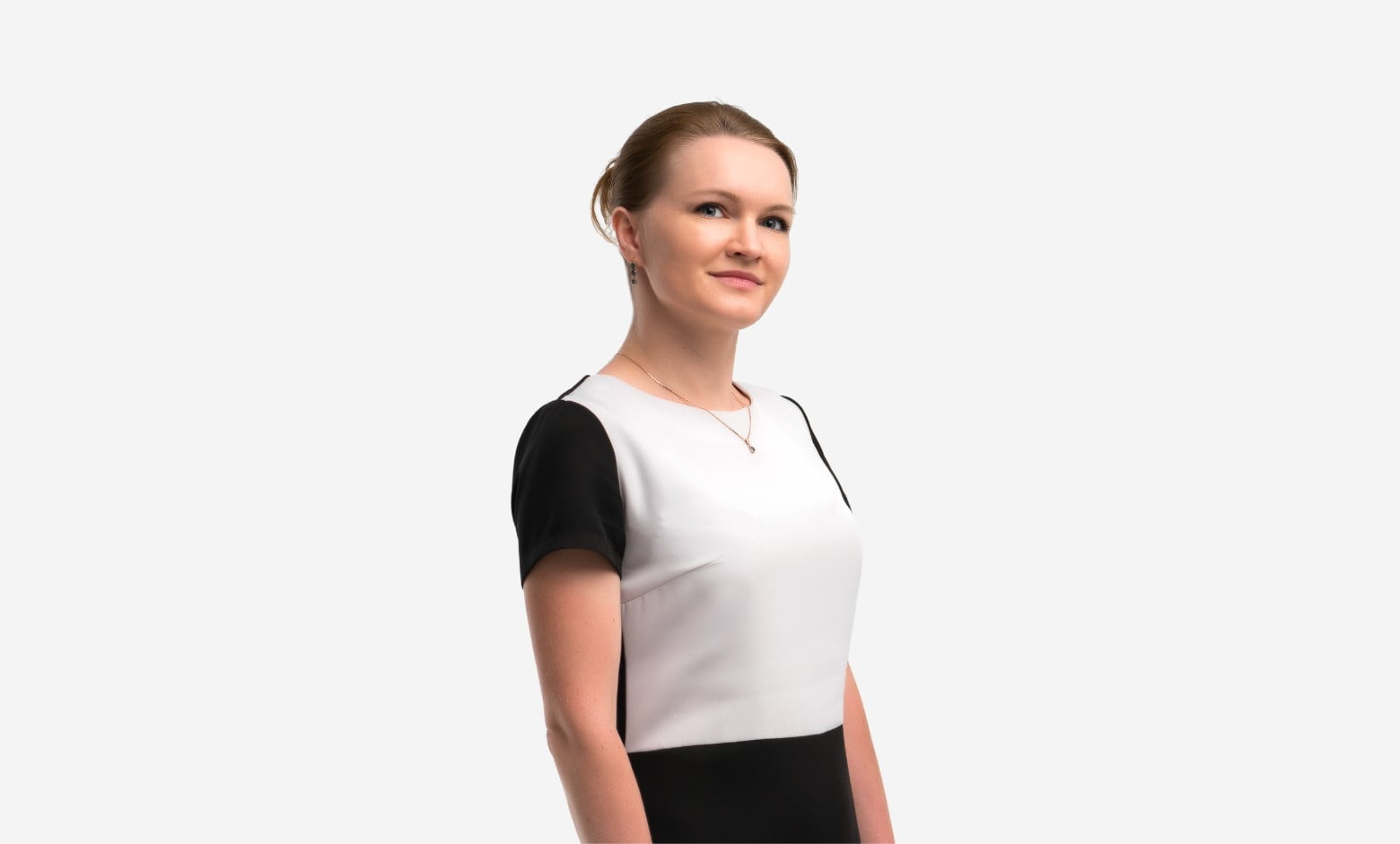 Улыбающаяся женщина в белой футболке