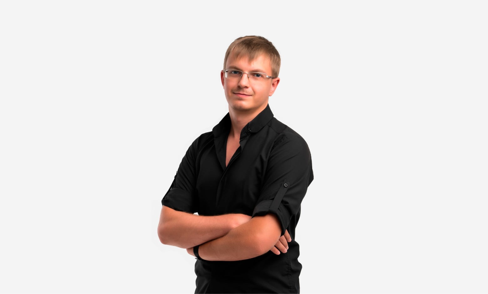 Мужчина в очках в чёрной рубашке с закатанными рукавами